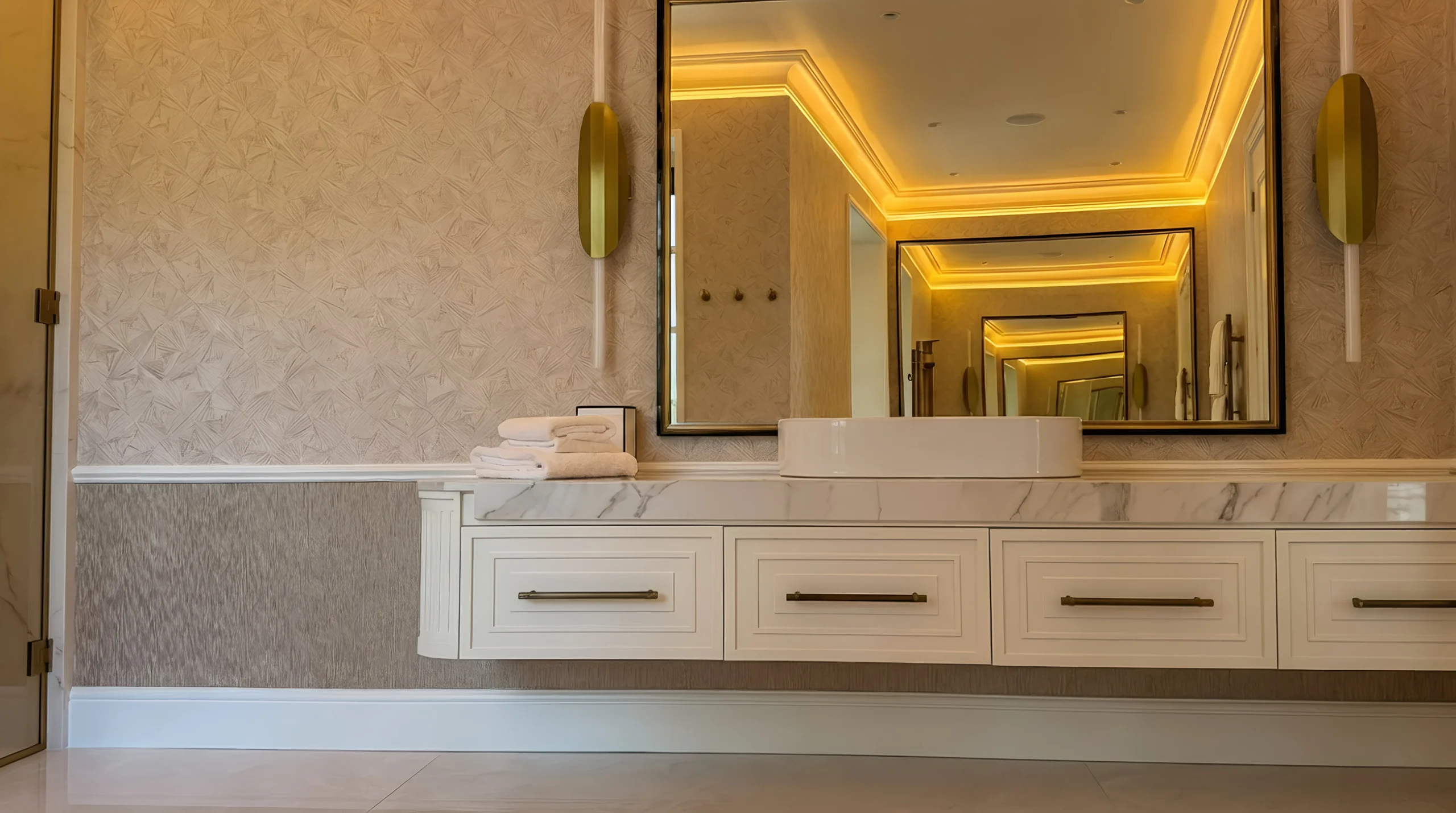 Bathroom in 160 × 320 cm Calacatta porcelain with recessed lighting and GESSI fittings